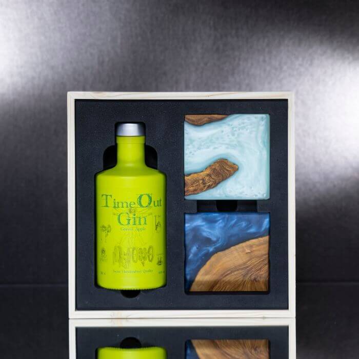 Exklusive TimeOut Gin Geschenkbox mit handgefertigtem Gin und stilvollen Coasters in hochwertiger Holzbox.