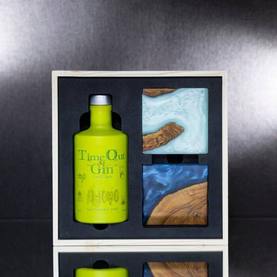 Exklusive TimeOut Gin Geschenkbox mit handgefertigtem Gin und stilvollen Coasters in hochwertiger Holzbox.