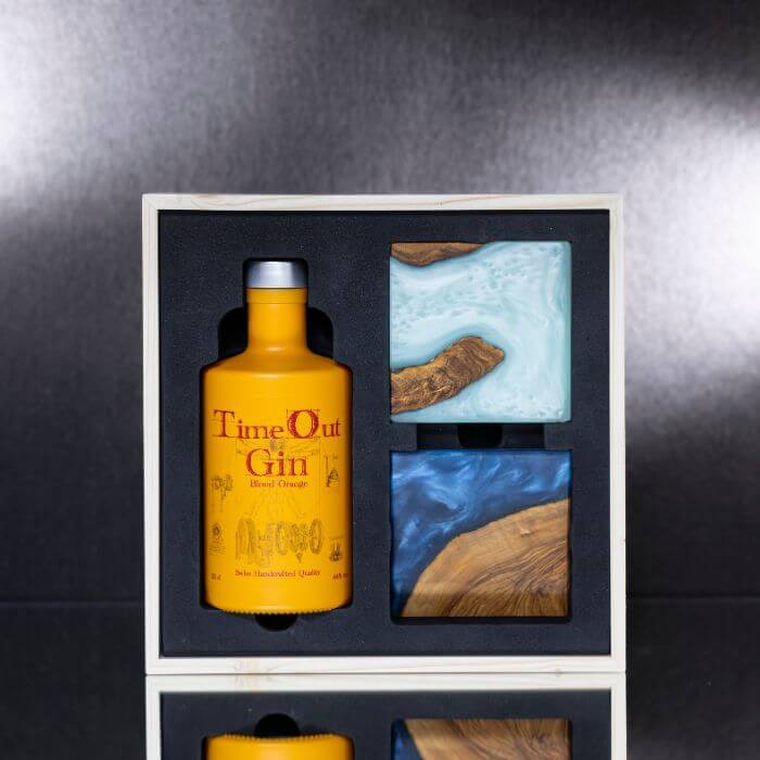 Exklusives TimeOut Gin Geschenkset in eleganter Holzbox, ideal für Genussliebhaber.