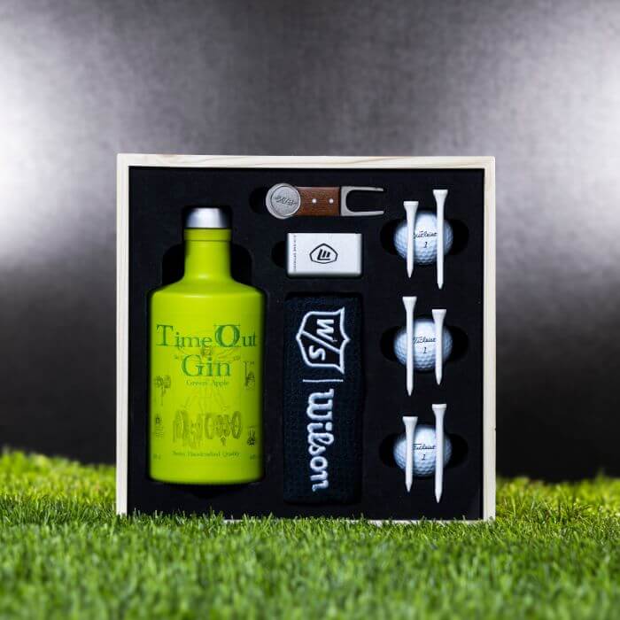 Exklusive TimeOut Gin Geschenkbox mit Golf-Accessoires auf grünem Rasen.