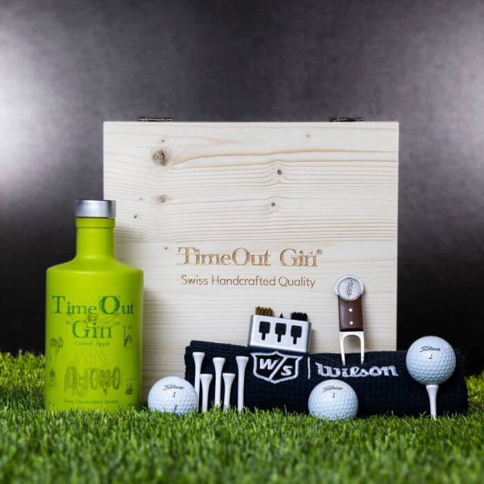 Exklusive Golferbox mit TimeOut Gin, Golf-Accessoires und eleganter Holzverpackung.