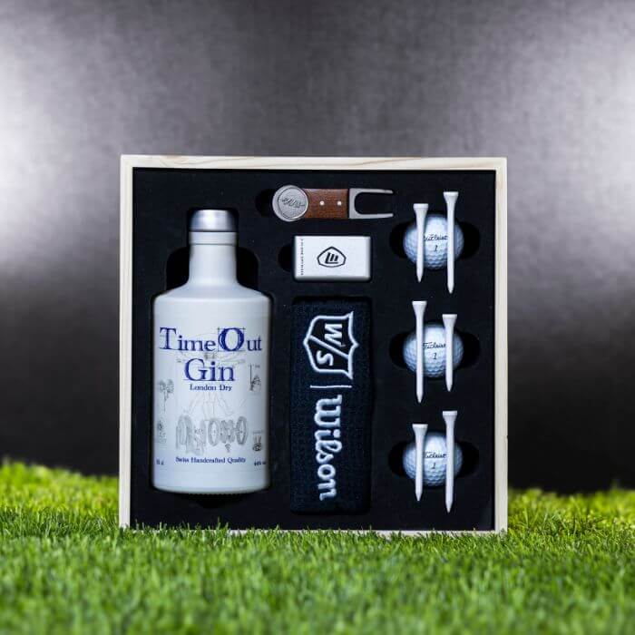 Exklusive TimeOut Gin Geschenkbox mit Golf-Accessoires auf grünem Rasen, ideal für Golfer.