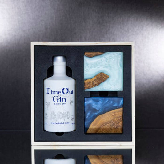 Timeout Gin Geschenkset in eleganter Holzbox mit handgefertigten Gläsern für Genussliebhaber.